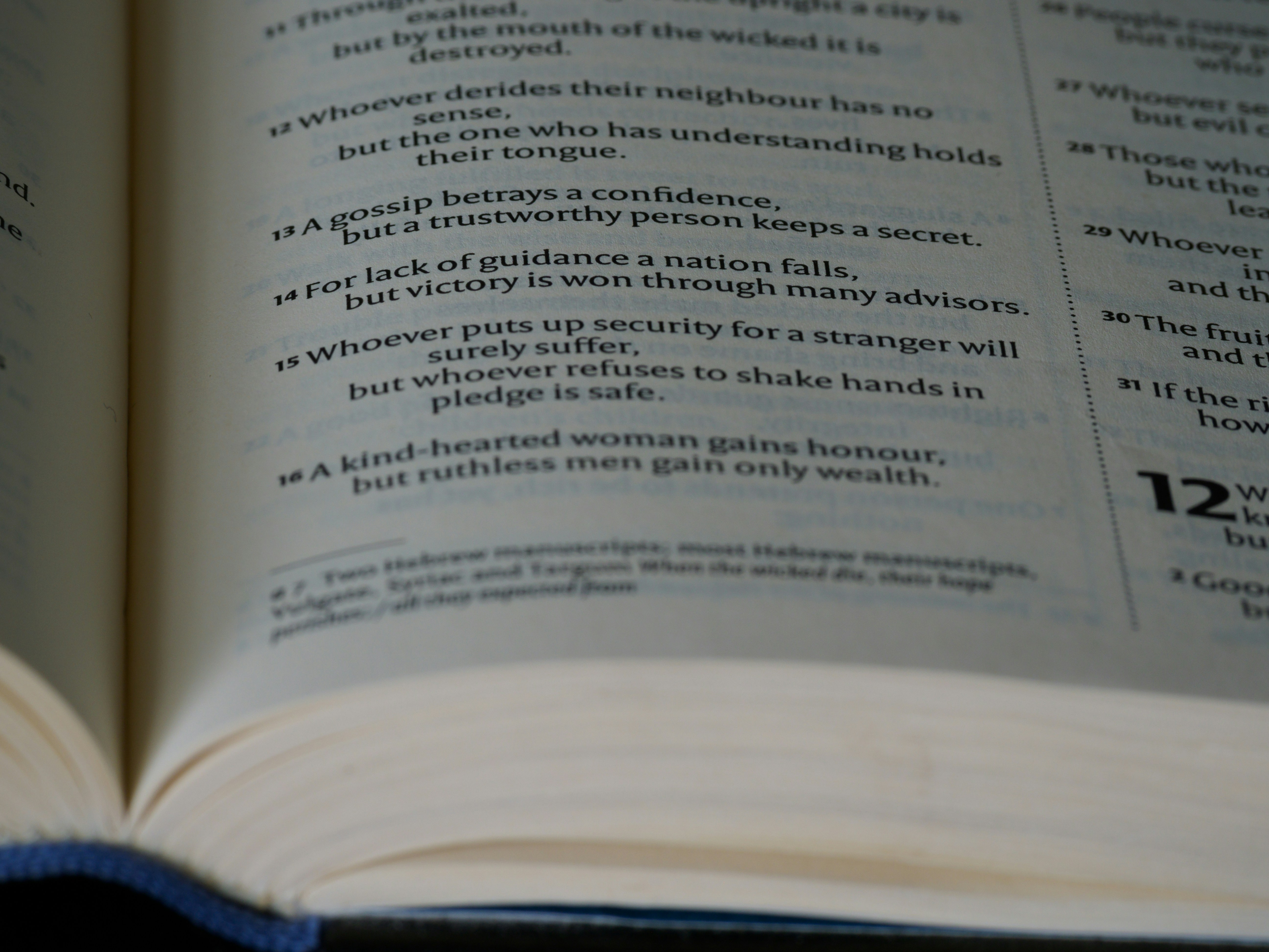 学生や若者が自宅の机でノートパソコンを操作しながら、タスク管理アプリや翻訳ツールを利用している様子