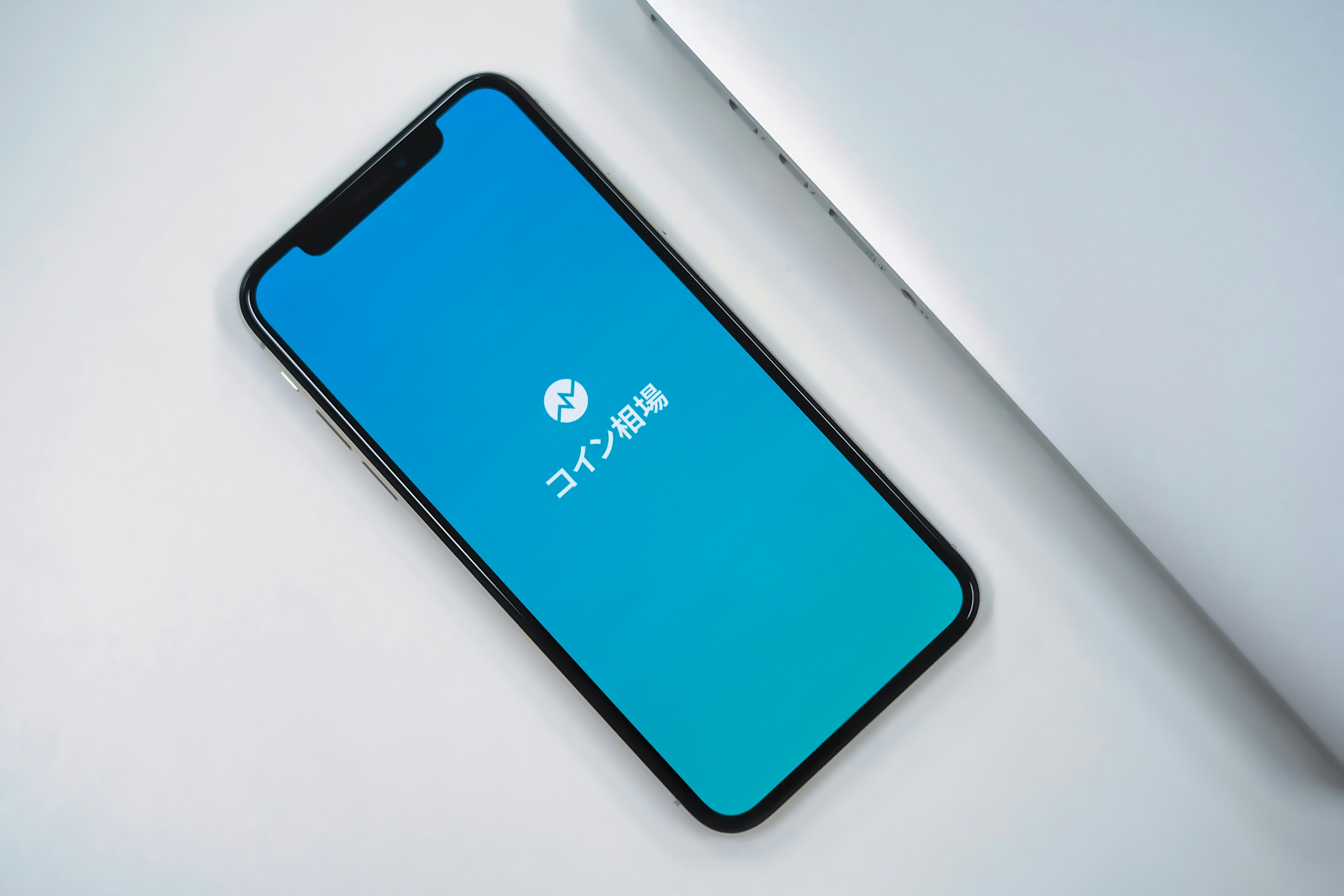 世界地図を背景に、ドルやユーロなど複数の通貨記号が浮かんでいるデジタルイラスト