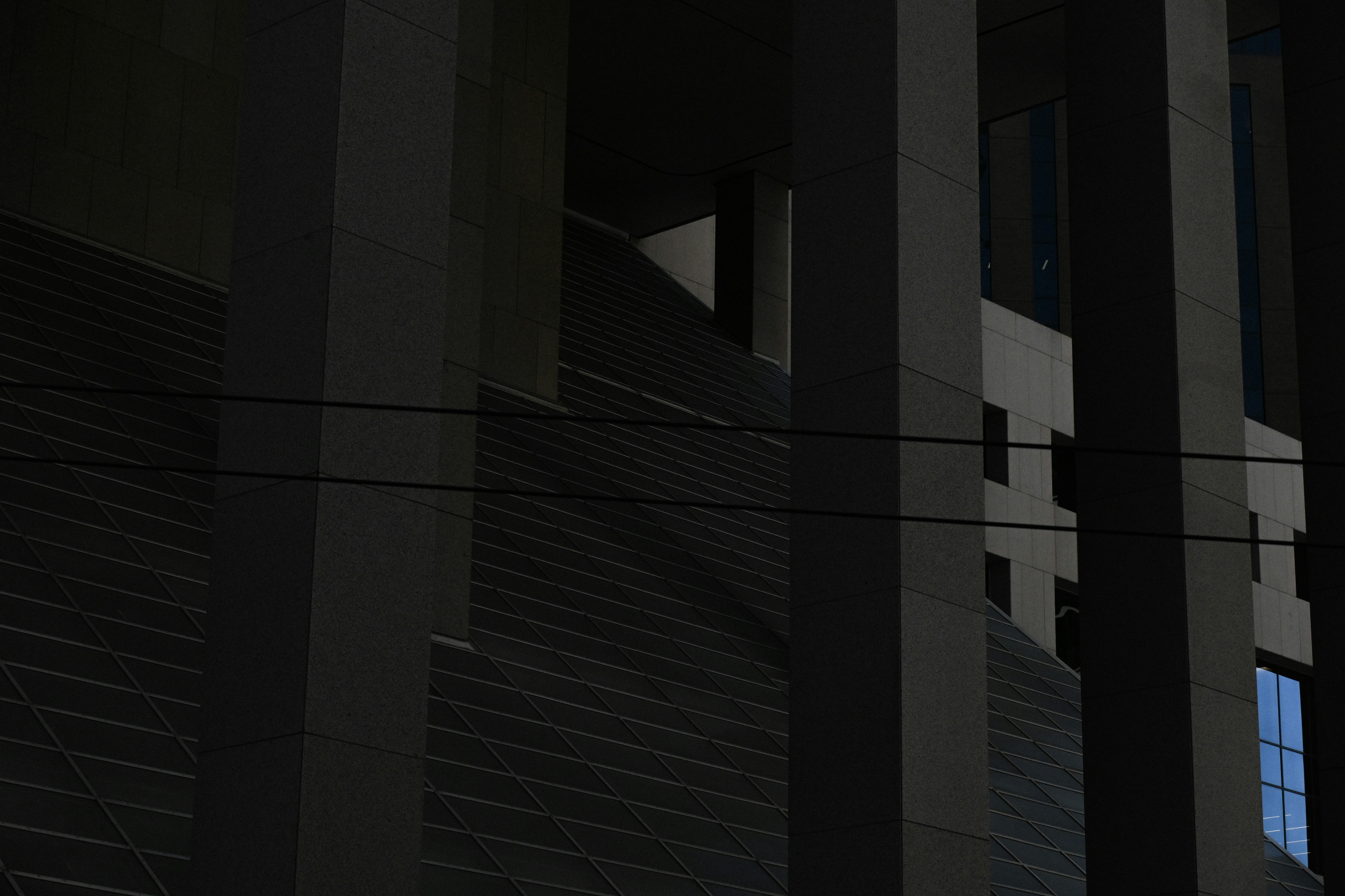 海外クラウドソーシングサイトの画面を開いてプロフィールを作成しているノートPCと、メモを取っている手元のイメージ