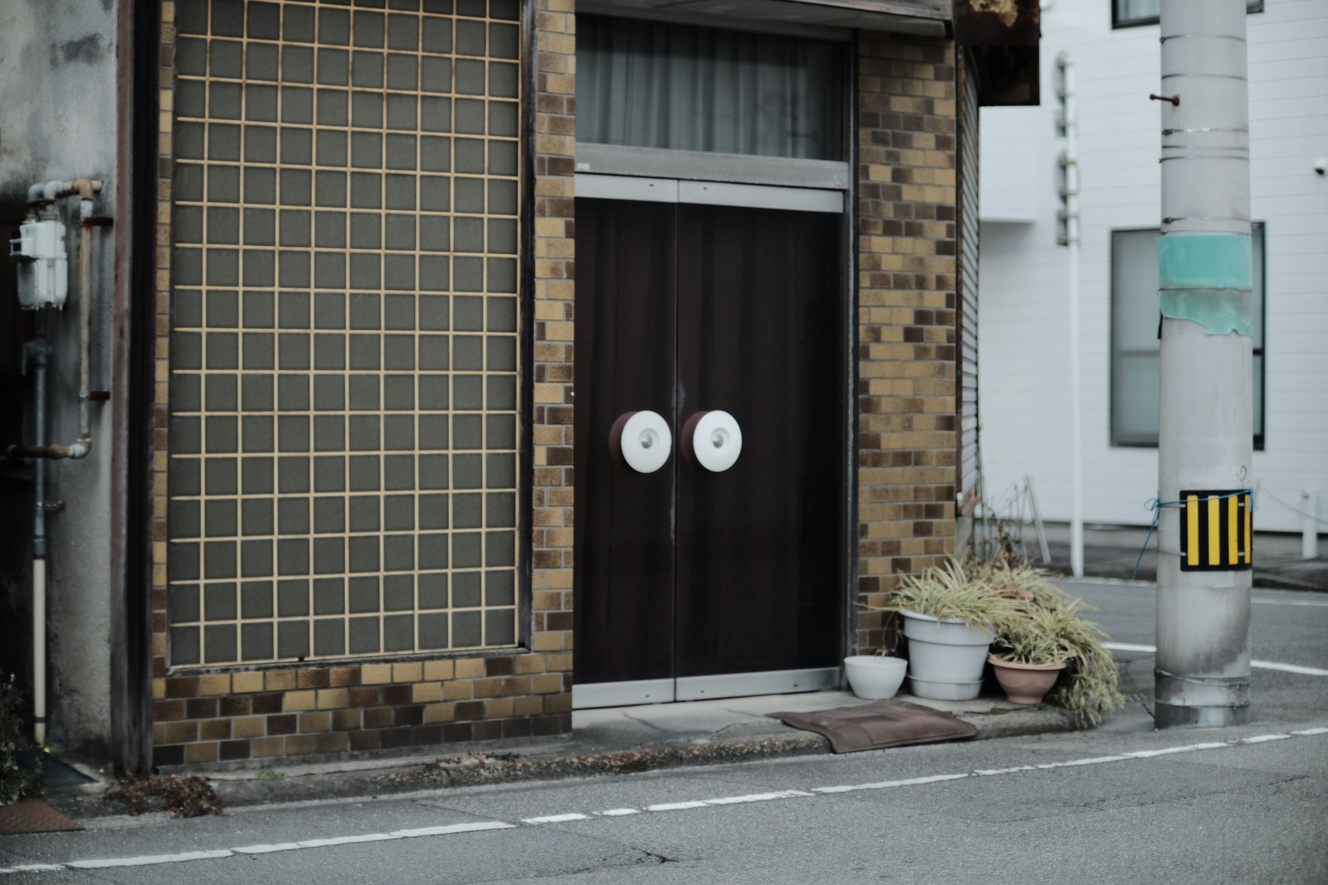 世界地図を背景に、パソコン画面に映る動画編集ソフトとドル通貨のアイコンが重なっている構図