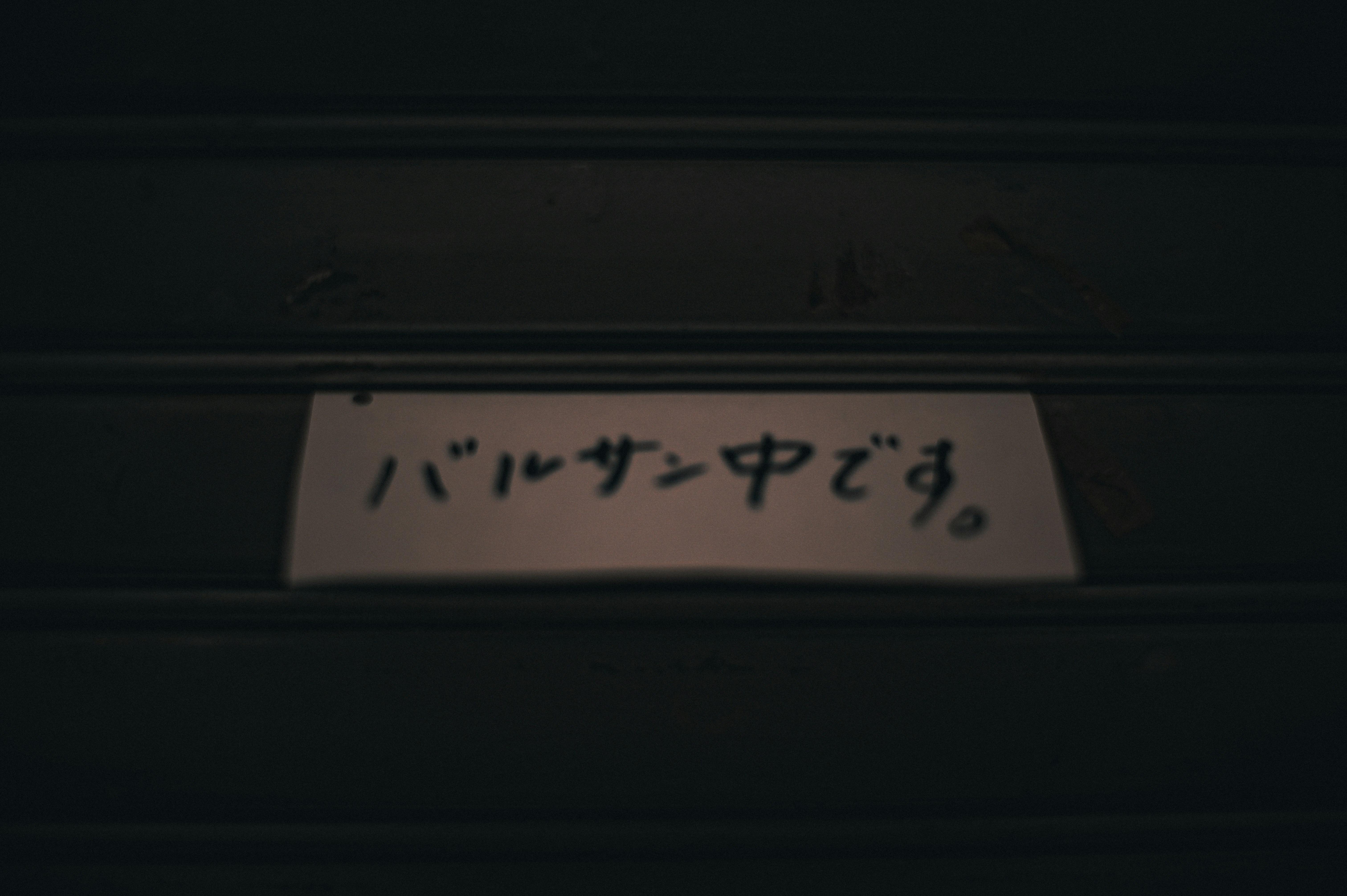 ノートPCを開き、コーヒーを片手に記事を書いている若い人のデスク風景