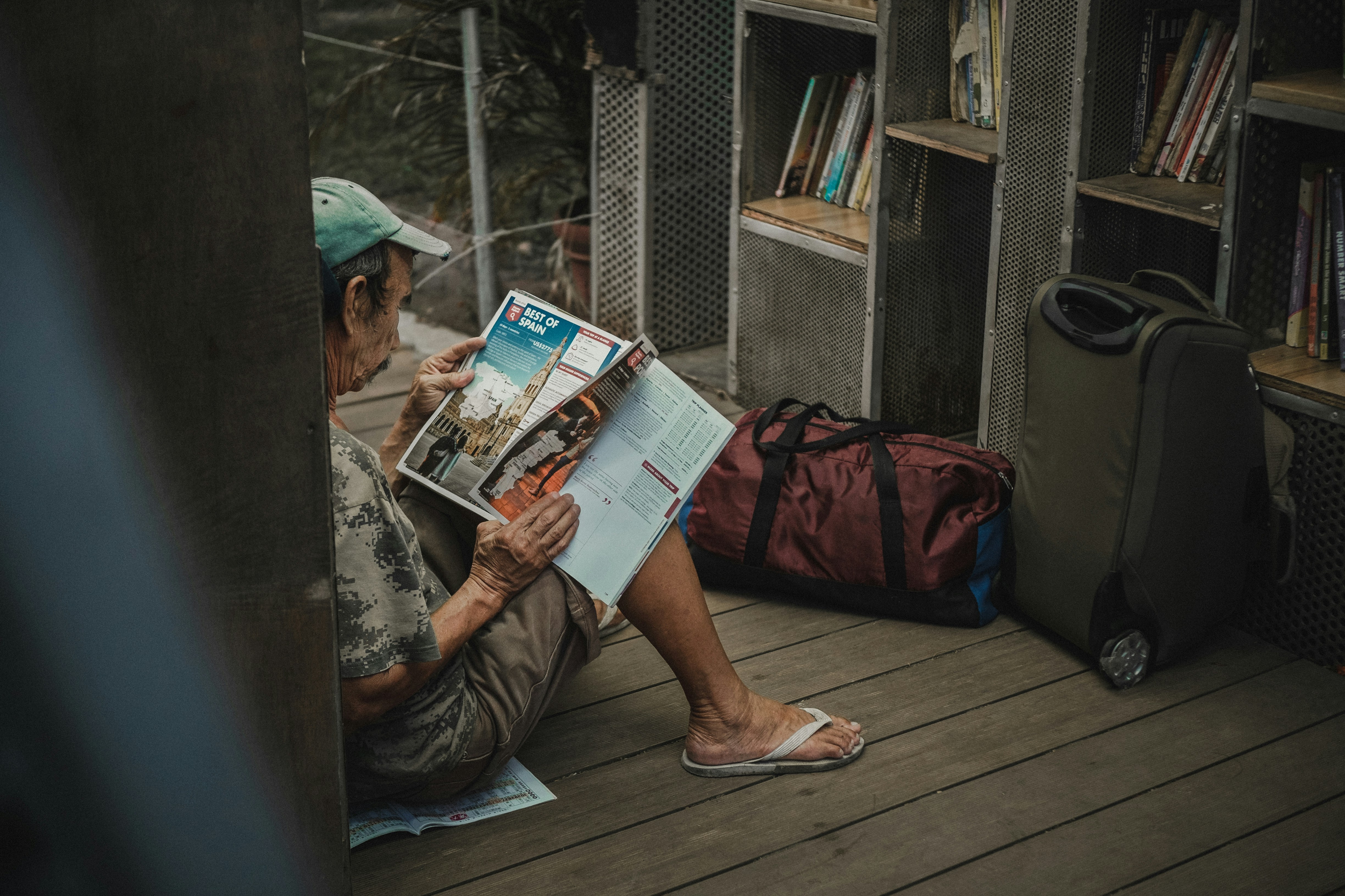 世界地図を背景に、Kindle端末と複数の国旗が並んでいる構図