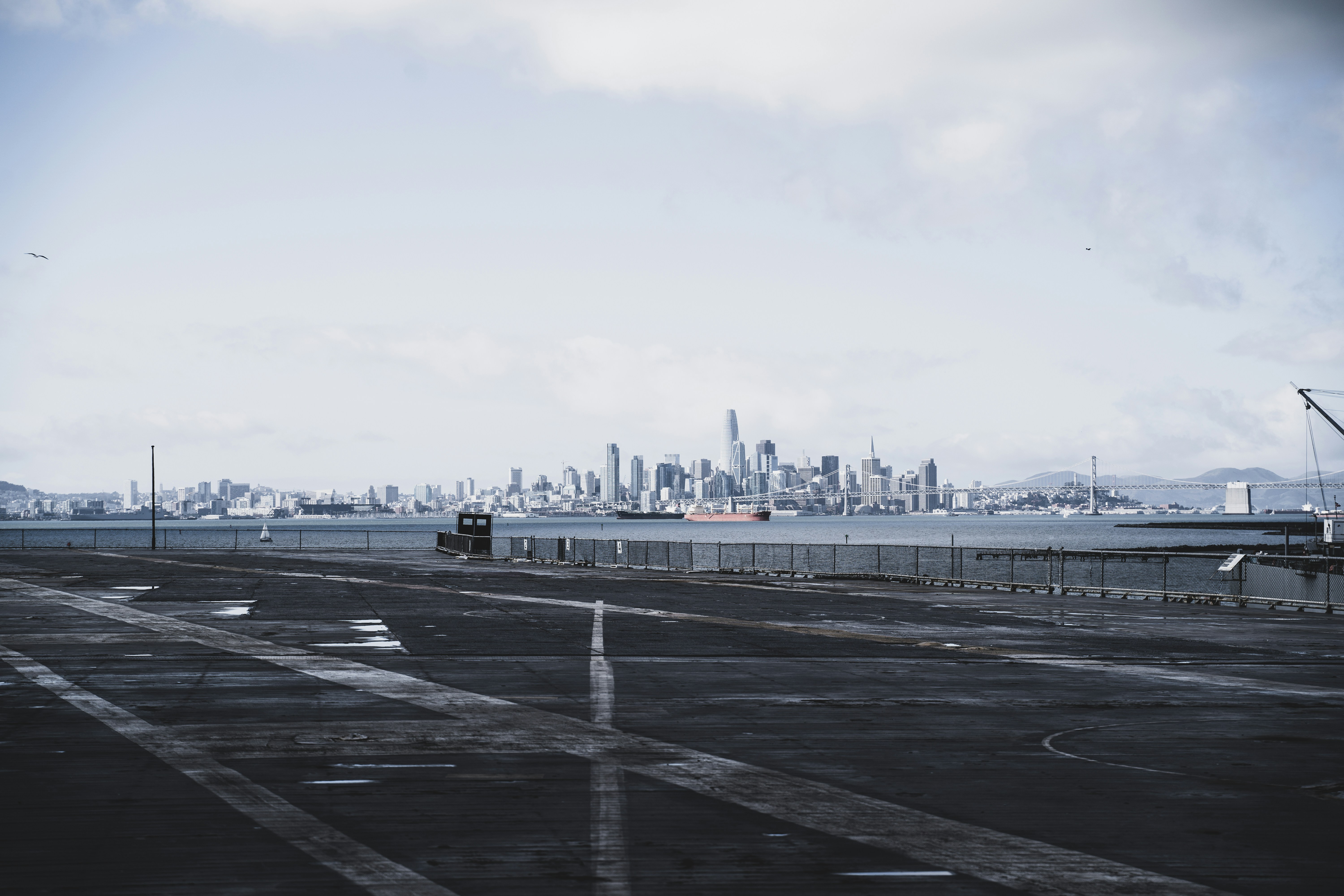 発送準備中の小さな段ボール箱と、梱包資材を用意している手元のシーン