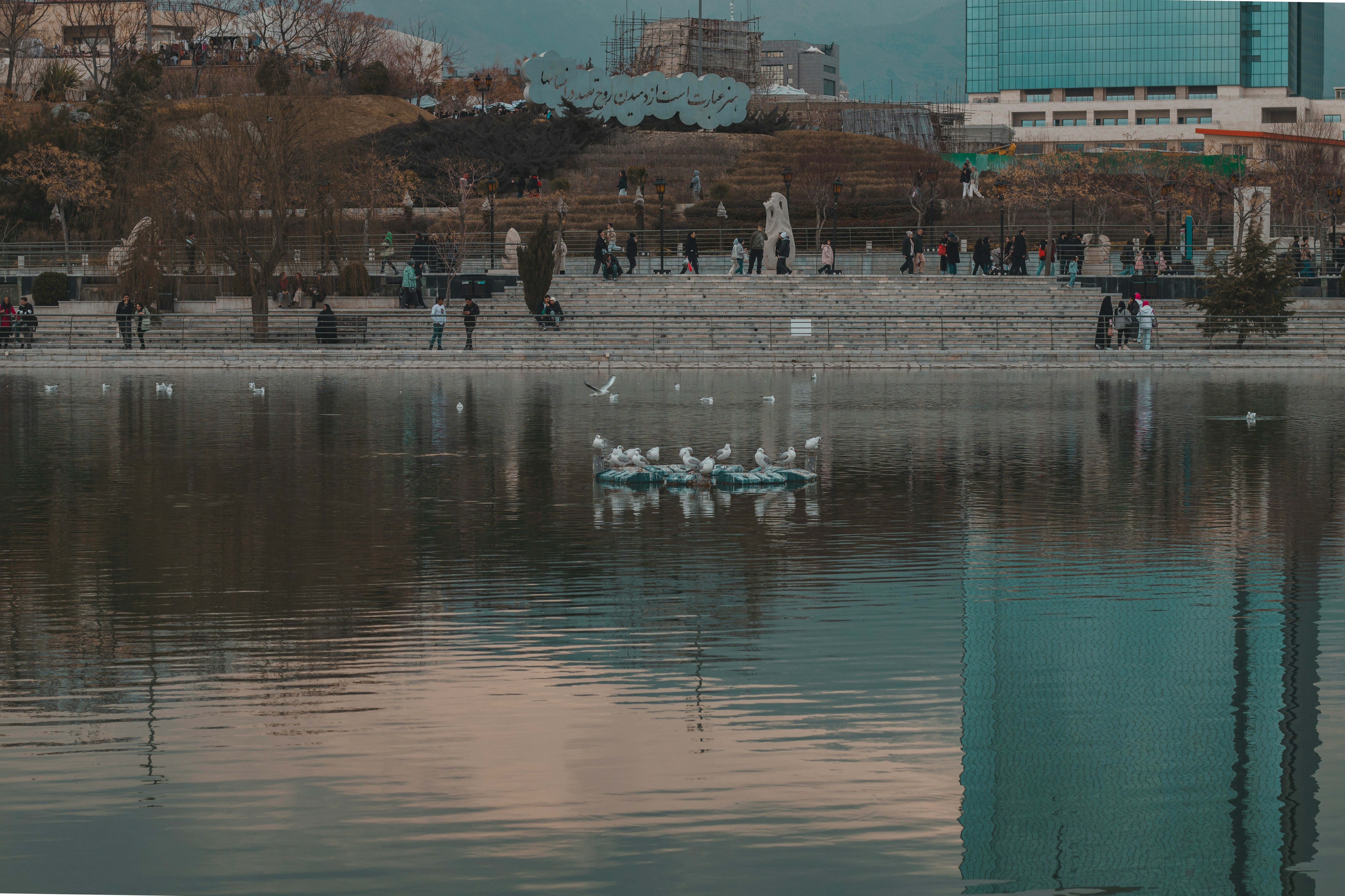 ノートPCと外付けハードディスク、動画編集用のタイムライン画面が表示されたディスプレイが並んでいるデスク環境