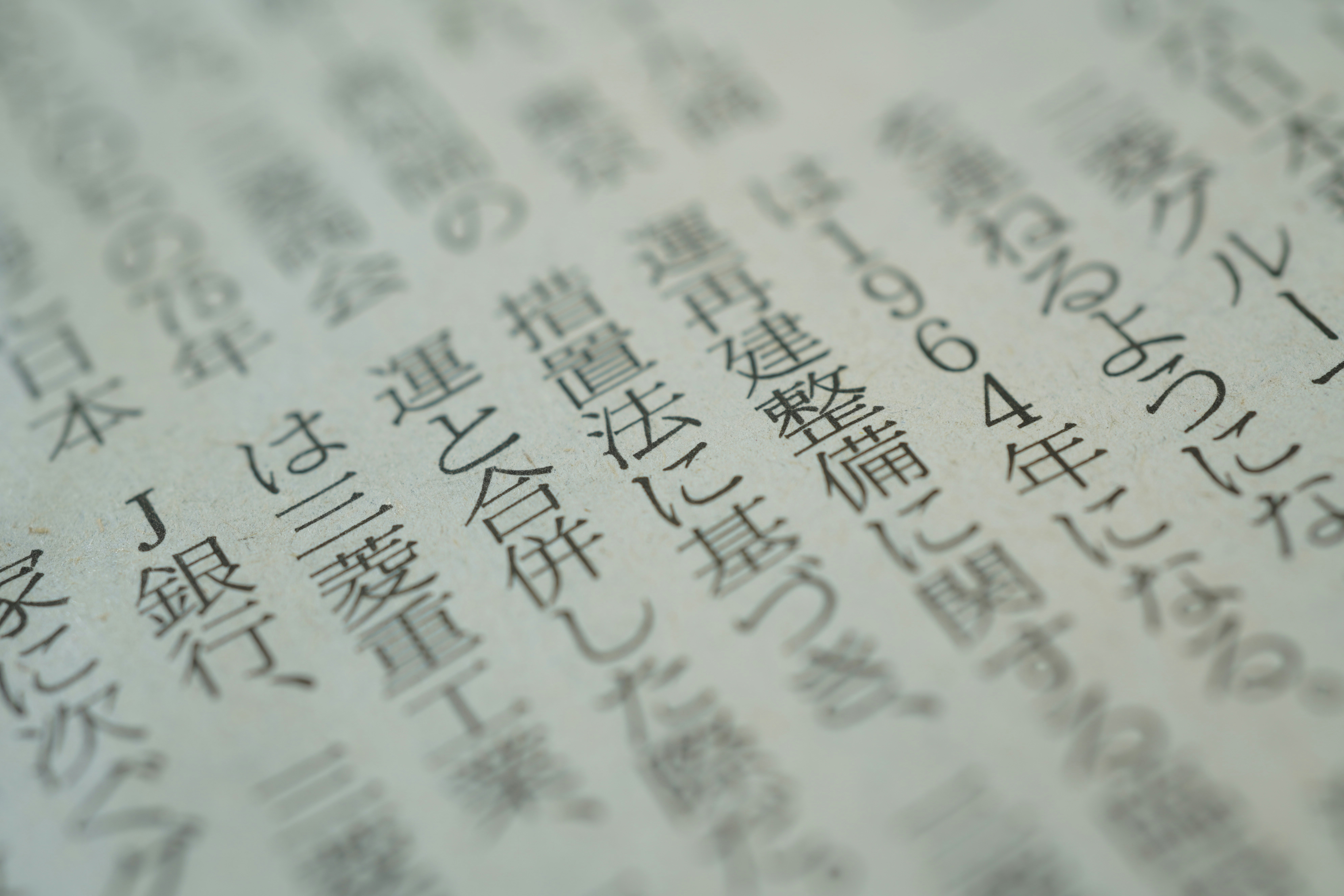 ノートPCの画面に英語と日本語のテキストが並び、翻訳作業をしている様子