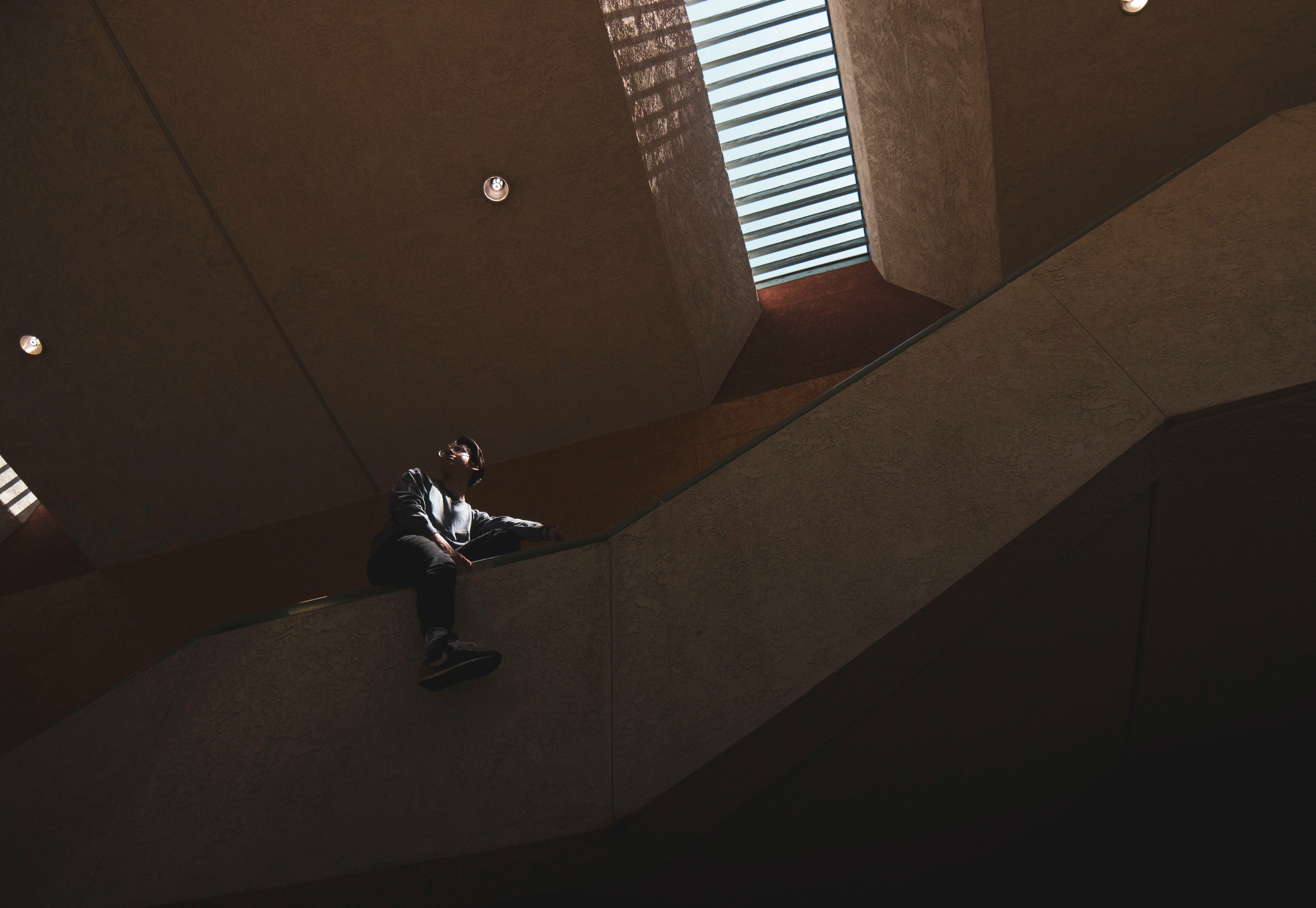 若いクリエイターが動画編集やSNS分析をしている様子を写したイメージ