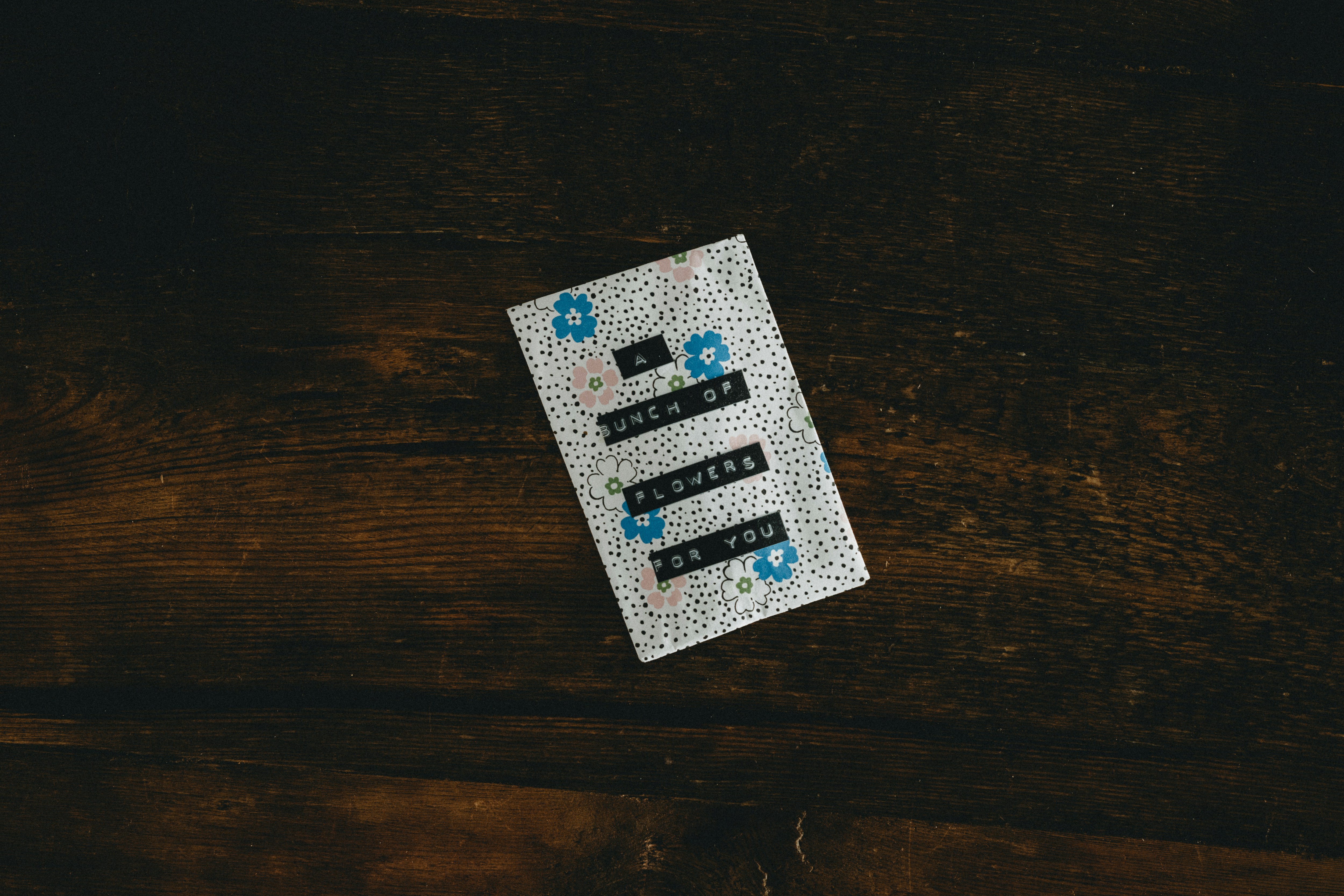 海外のバイヤーから「Thank you!」と書かれたメッセージカードが届いているシーン