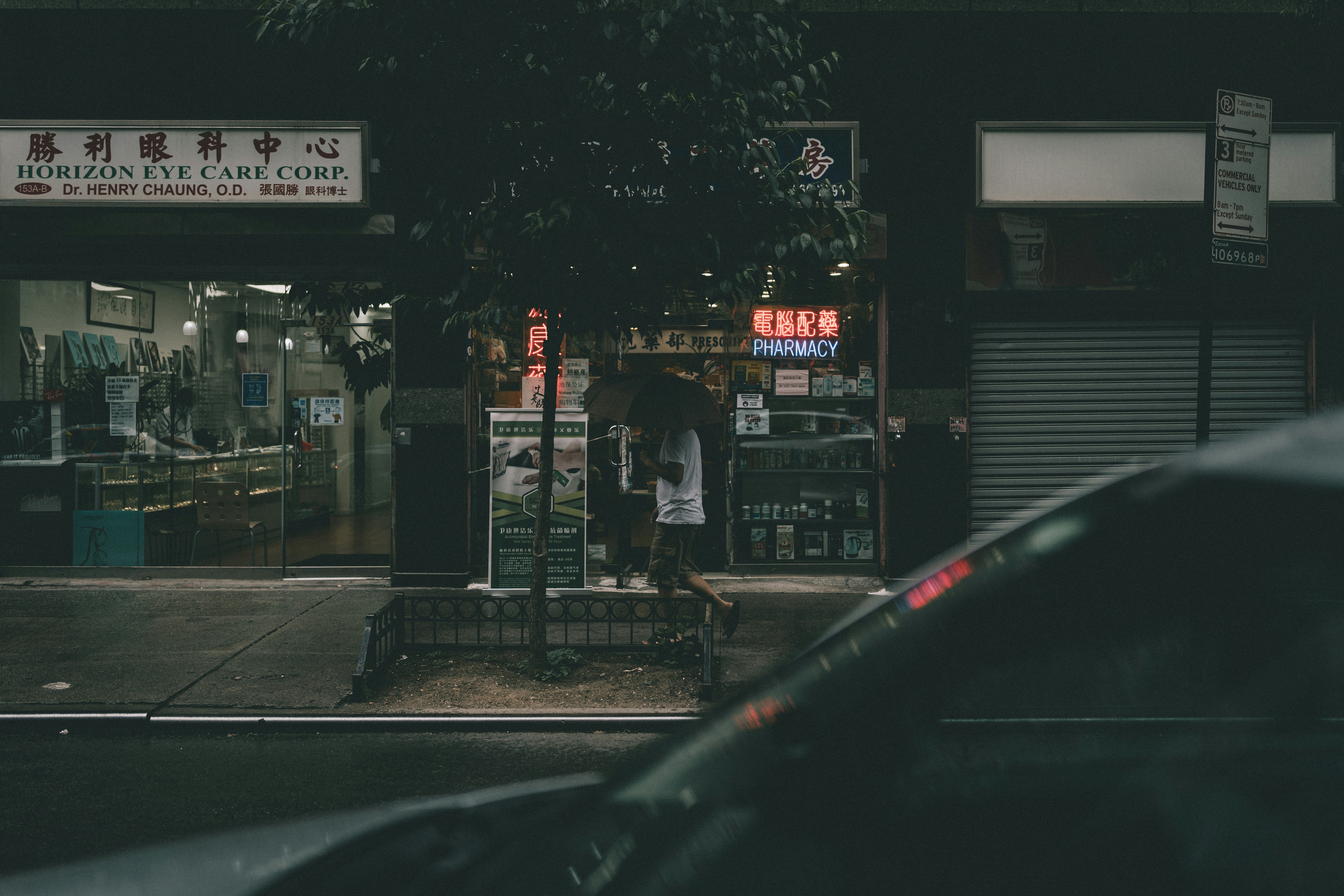 商品撮影をしているシーン（小物を白背景で並べ、スマホで撮影している様子）