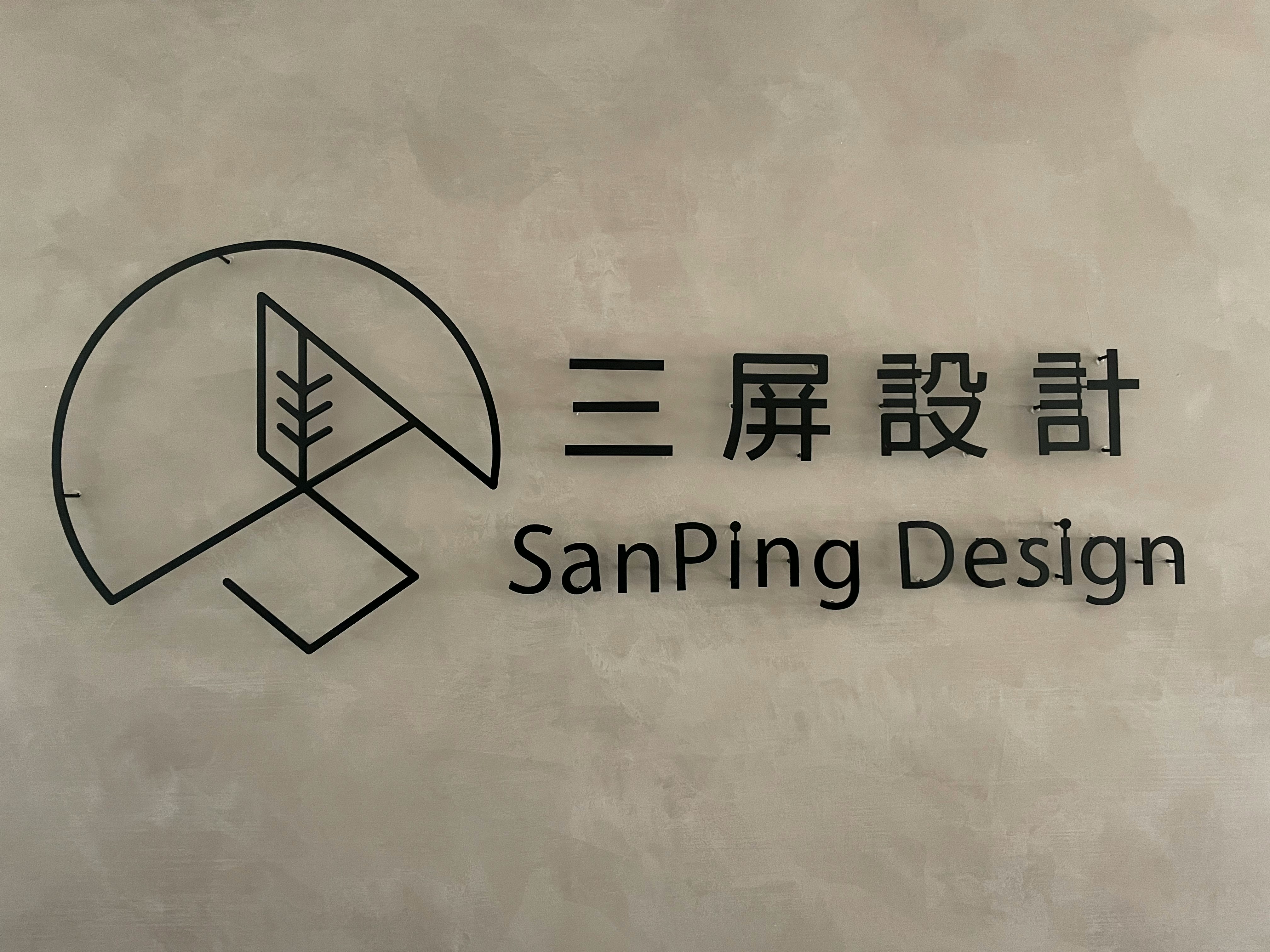 デザインソフトの画面に複数のロゴやバナーが並んでいる構図