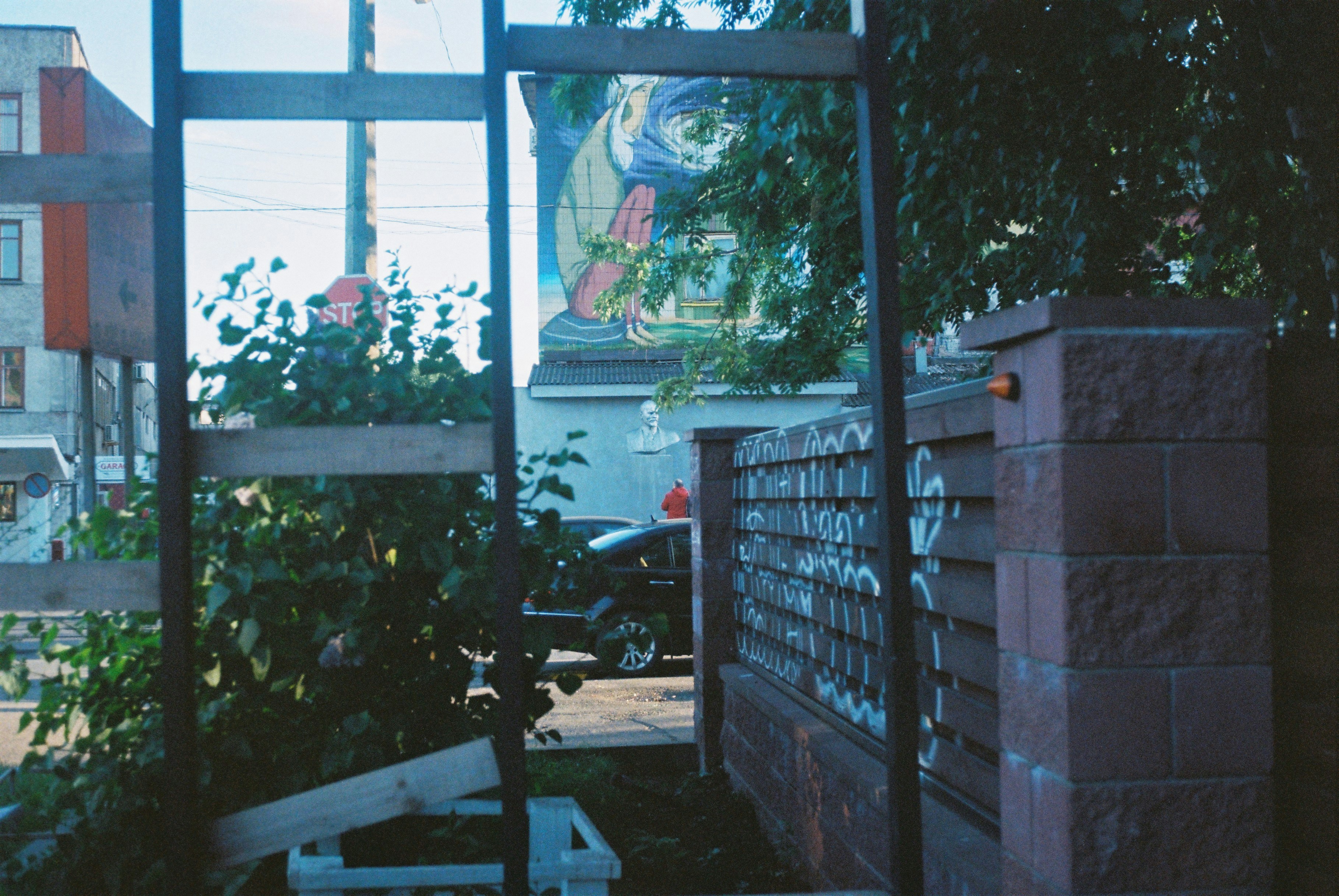 スマートフォンやタブレットを使いながら記事を更新する様子を映したカフェのワークスタイル風景