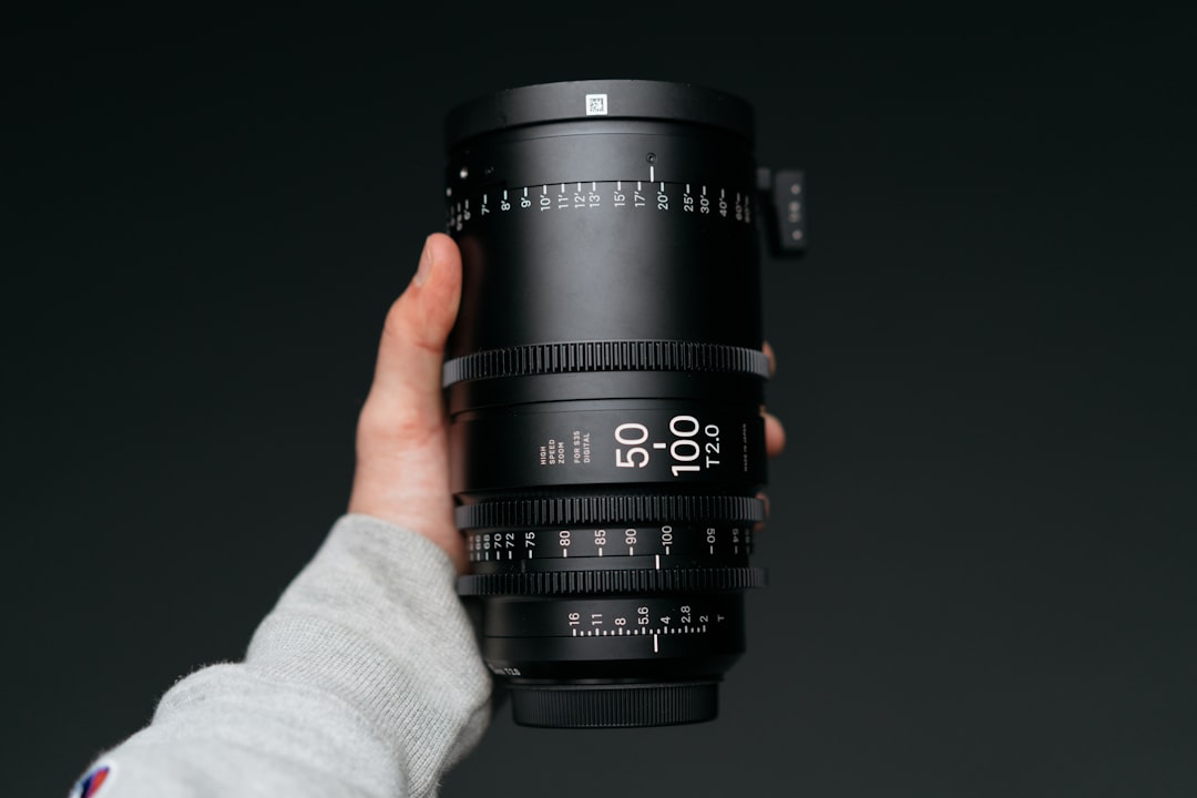 ノートに「リスク管理」「契約確認」「送金方法」と書き込んでいる手元