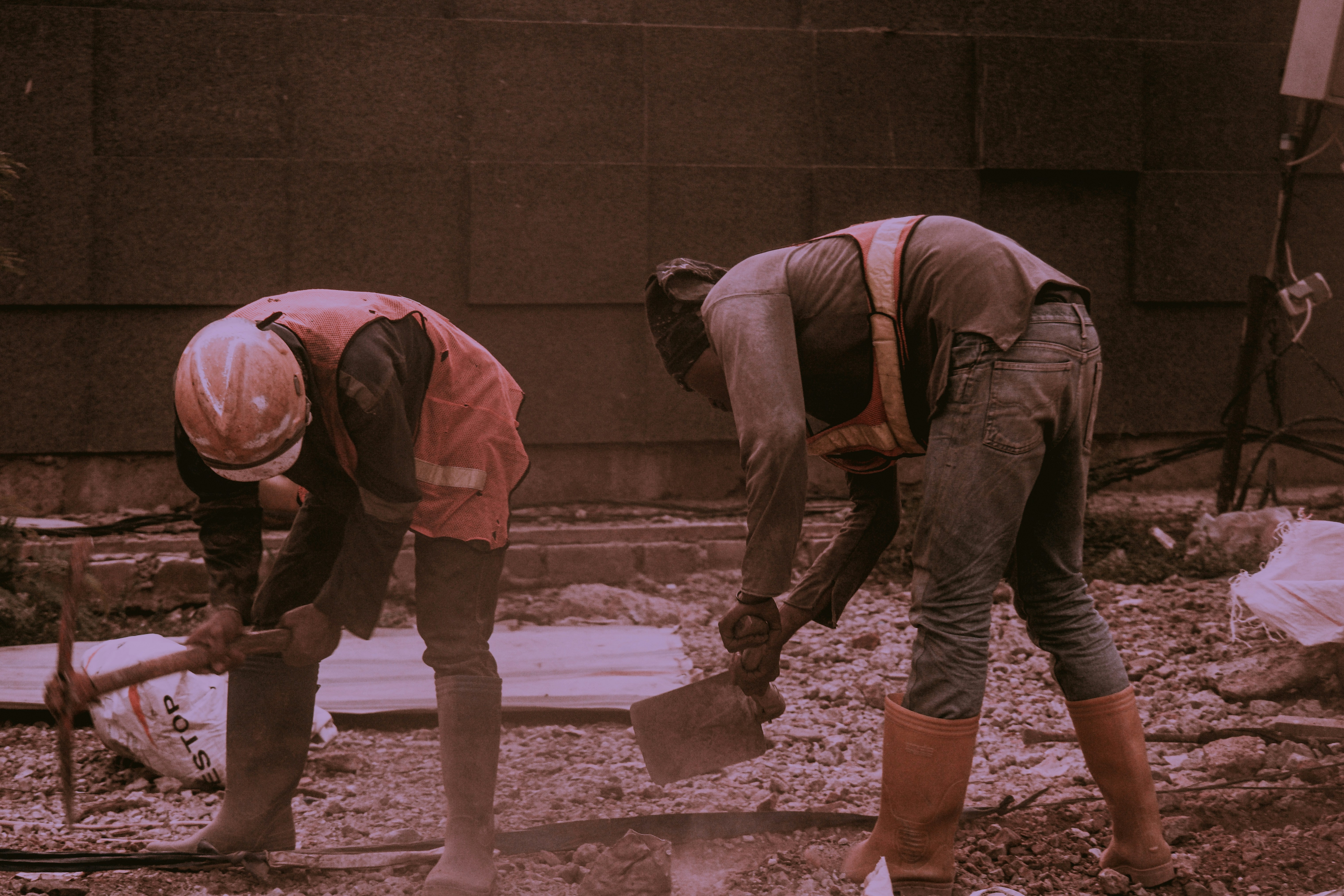 フリーランスサイトの画面を開いたノートPCと、その横でAIツールを操作している手元の構図