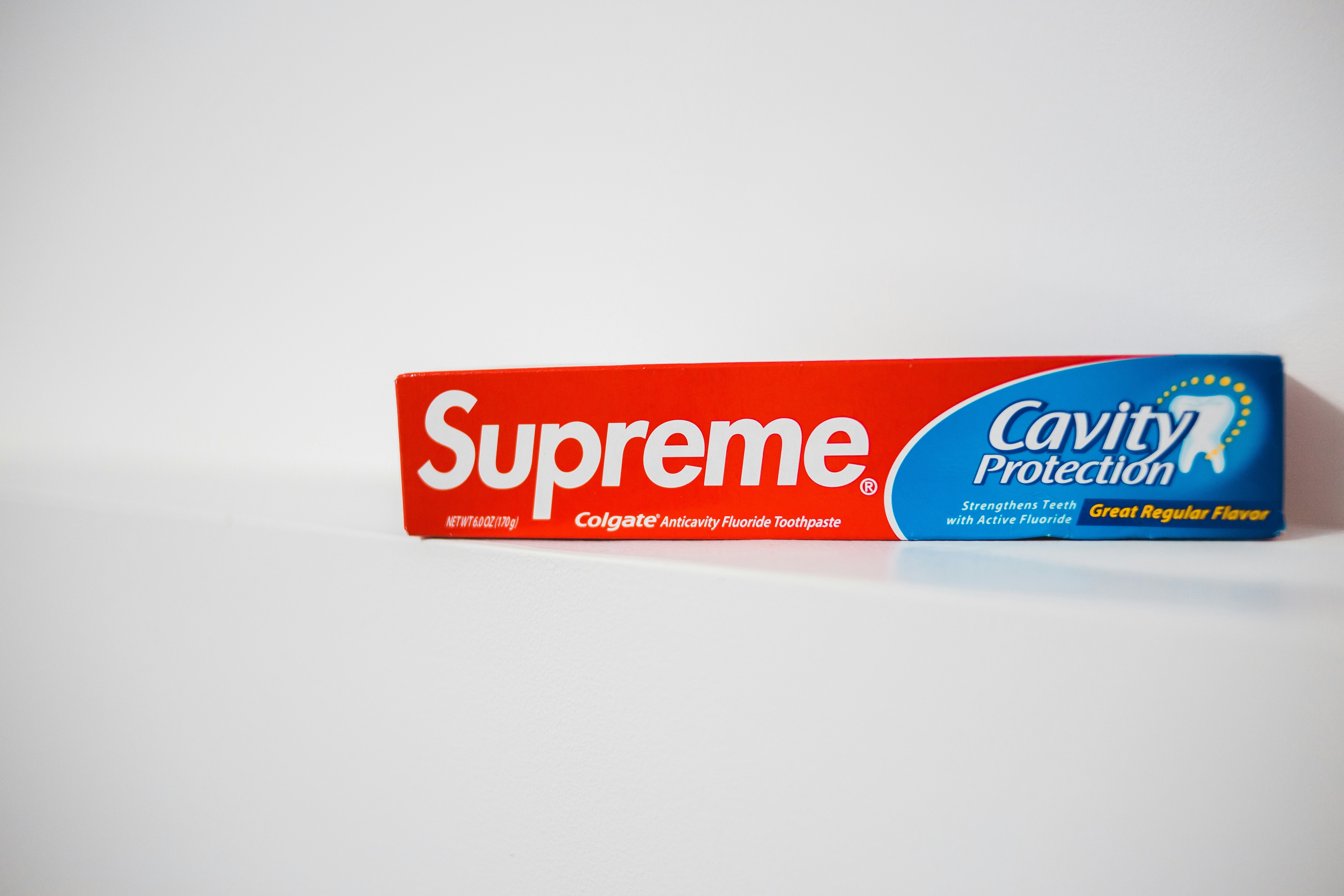 ノートPC画面にドル通貨記号と日本円記号が並び、計算機と帳簿が置かれている構図