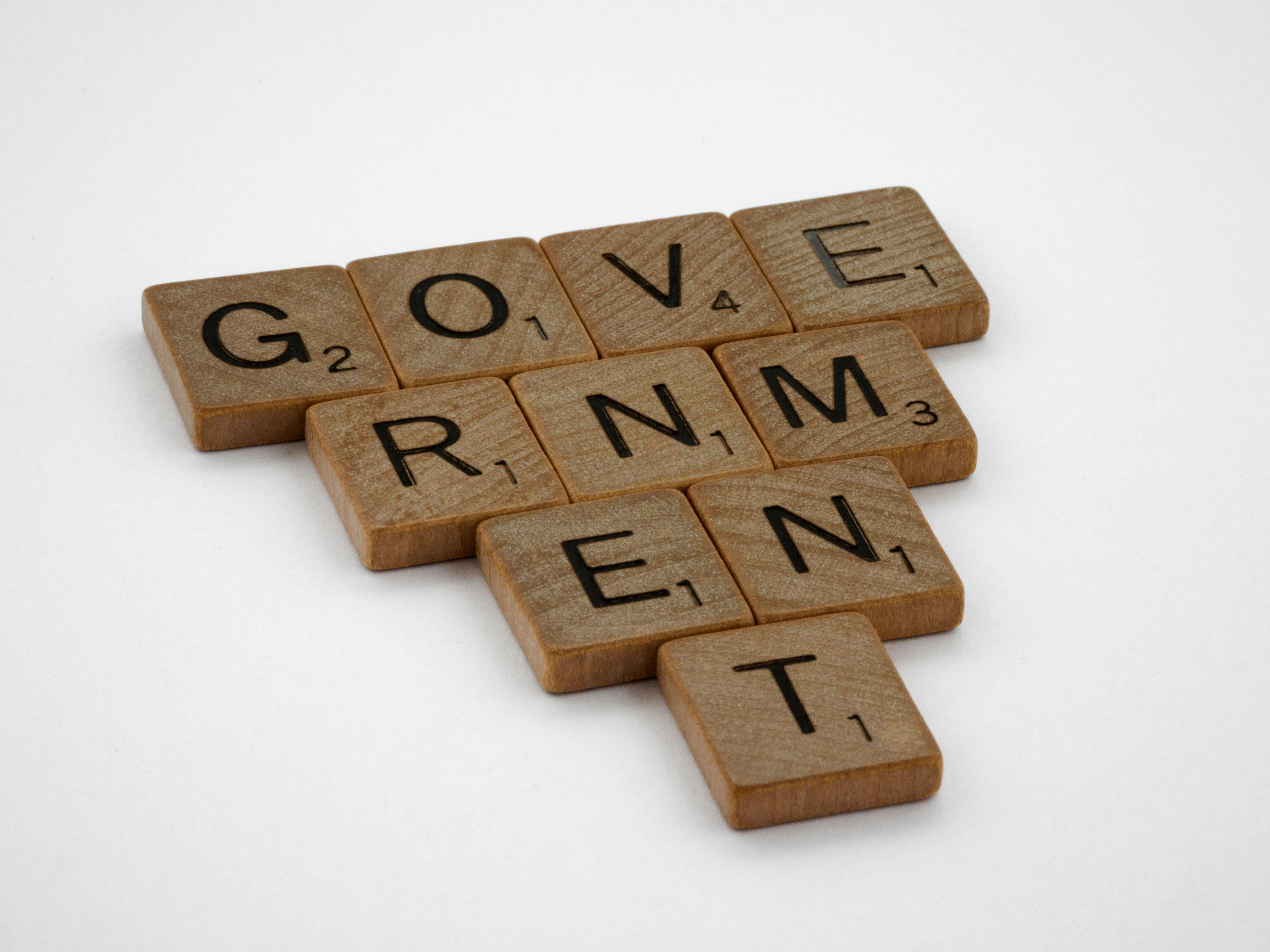 デスク上に領収書、会計アプリが開かれたスマートフォン、経費一覧の資料が並んでいるイメージ