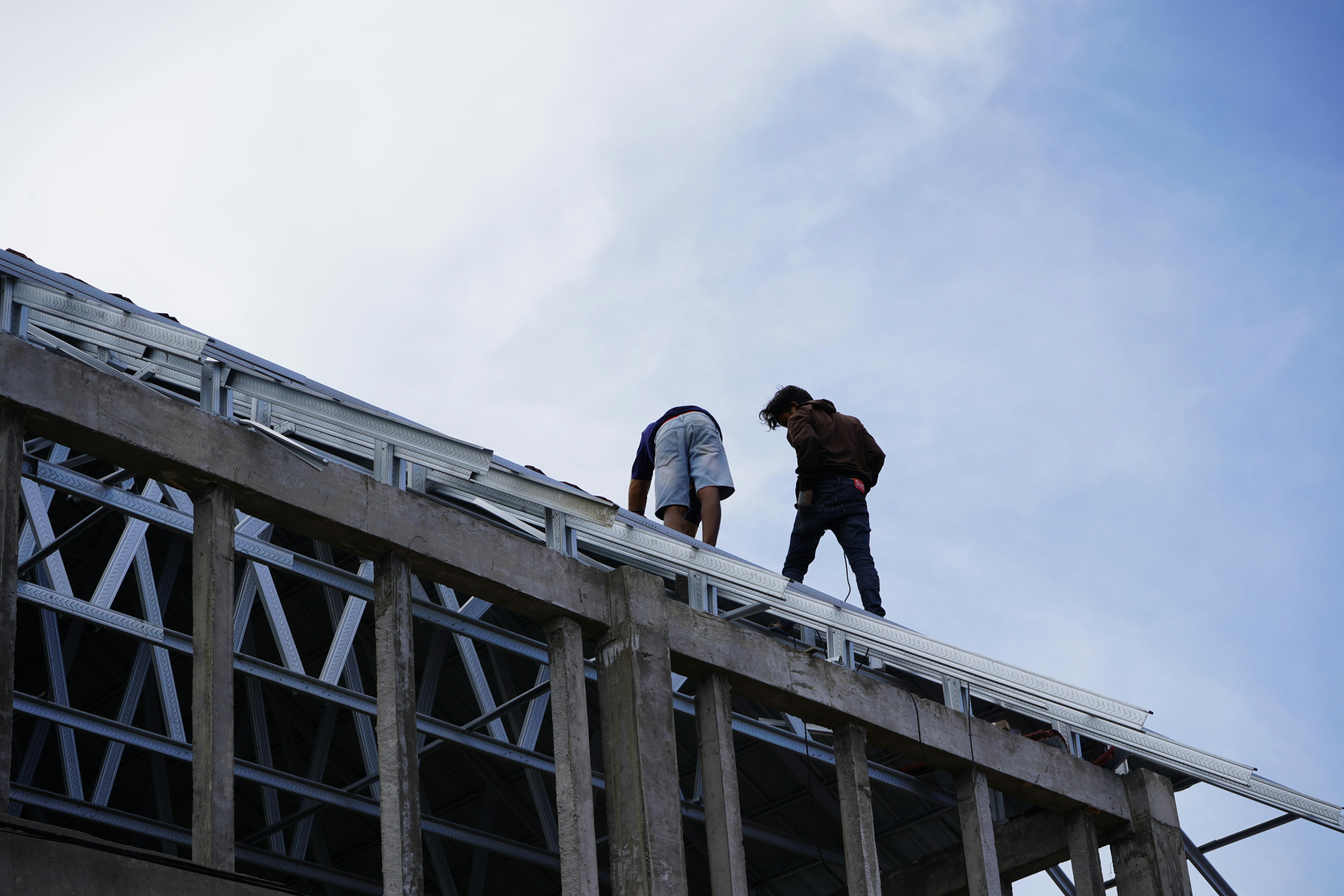 オンラインでクラフト商品を販売する画面イメージと、現地の女性が手作業をしている様子を組み合わせた構図