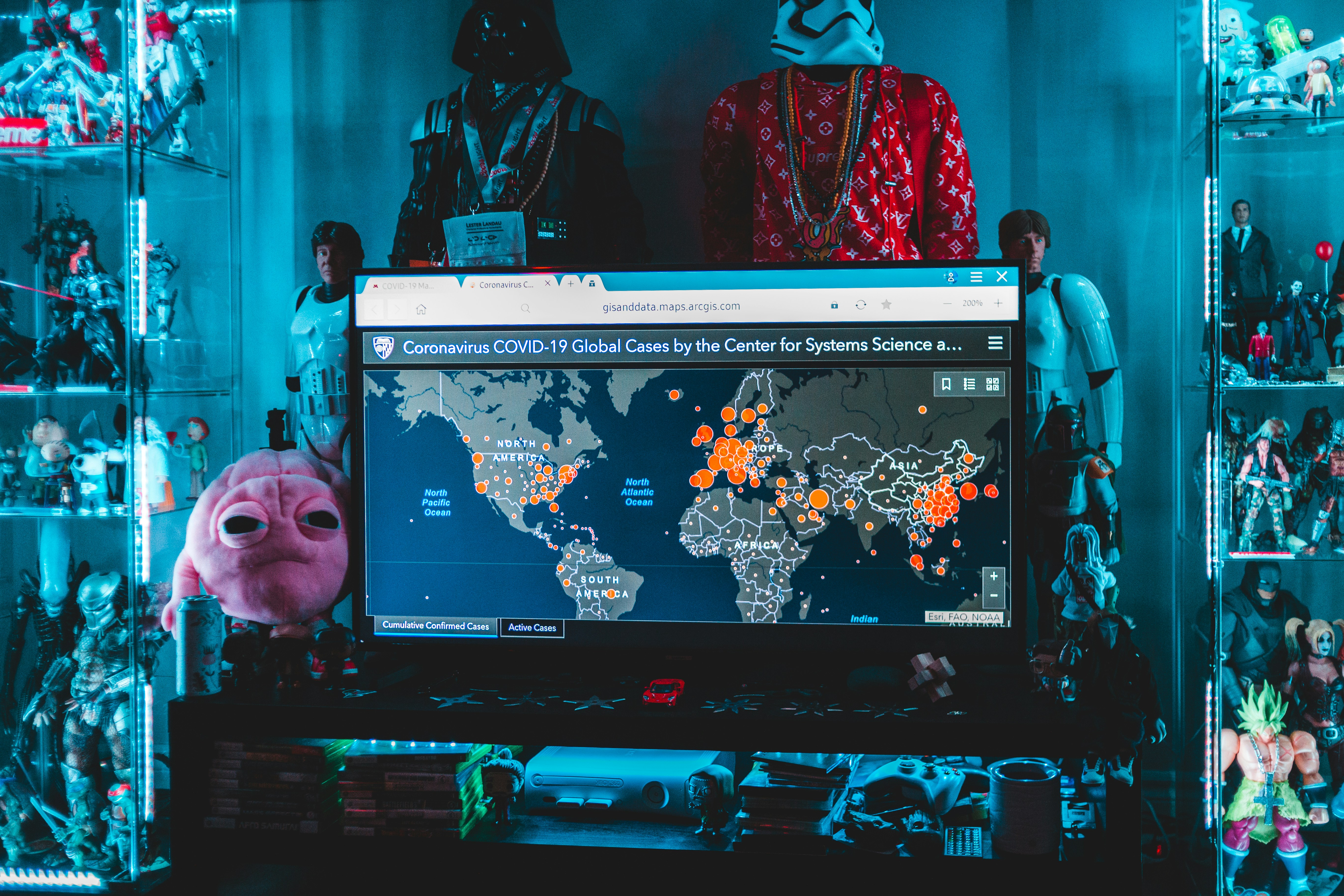 AIツールの画面を操作しながら、世界中のクライアントとオンラインでつながるイメージのデジタル構成（光が交差する地球ネットワークの背景）