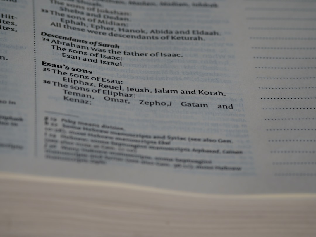 税理士事務所のオフィスで、税理士が顧客と書類を見ながら話している様子
