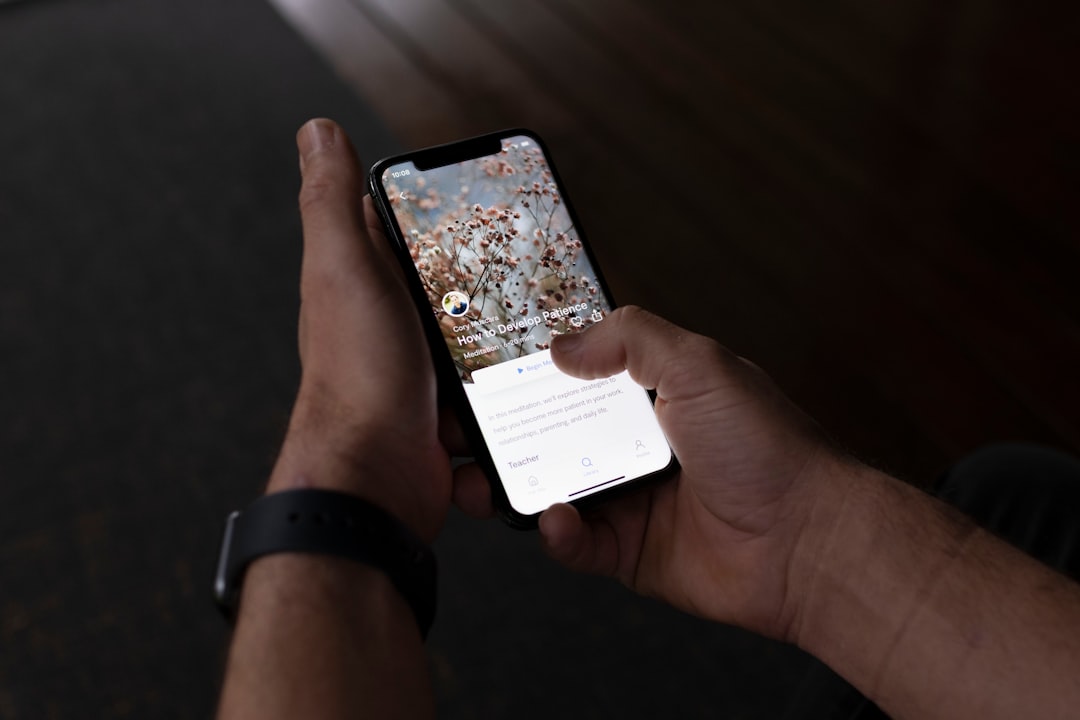 静かな公園のベンチで目を閉じ、瞑想にふける女性の後ろ姿