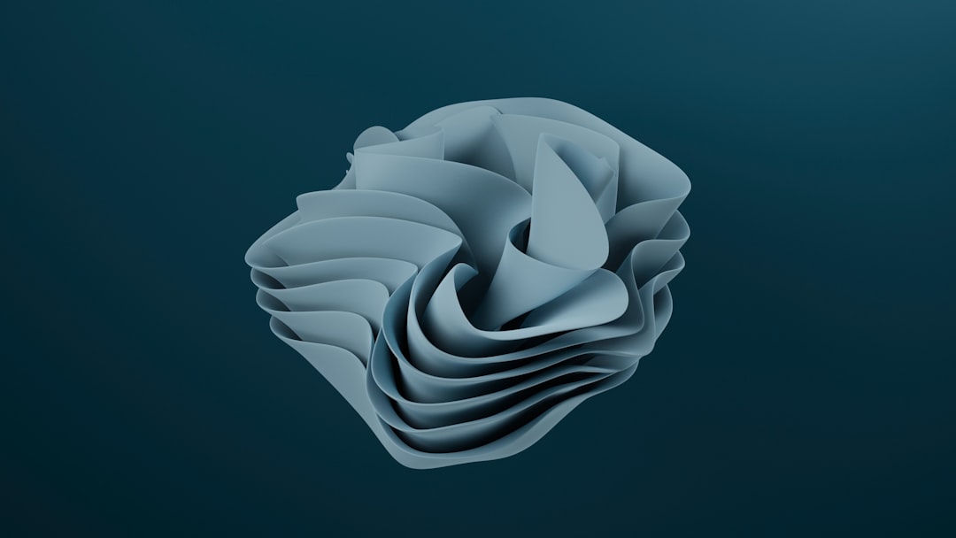 デスクの上にパソコン、ペン立て、観葉植物、そしてノートパソコンが置かれている、整理整頓された作業スペース